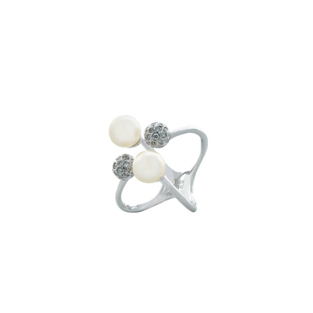 Pearl ring with diamond ball